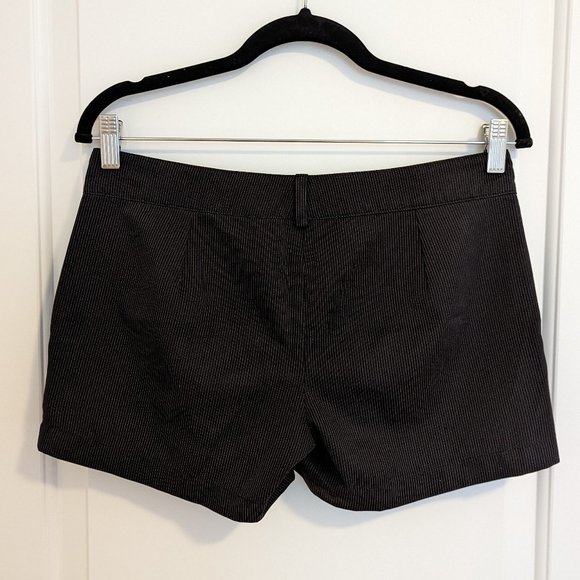 Beautiful vertical stripe dressy shorts with pockets - black and withe - Picture 3 of 5